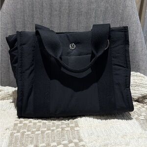 Lululemon mini 4.5L tote with straps